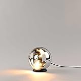 Eine elegante Tischlampe - Seit Jahren begeistert diese einfache und gleichzeitig faszinierende Orb Serie Groß und Klein. Neu wird die Serie nun um passende Tischleuchten erweitert. In vielen Ausführungen und Größen erhältlich, kann sich diese Kugel Lampe in jeden Wohnraum einfügen, ob als Wohnzimmerlampe, Nachttischlampe oder als dekorativer Blickfang im Flur.