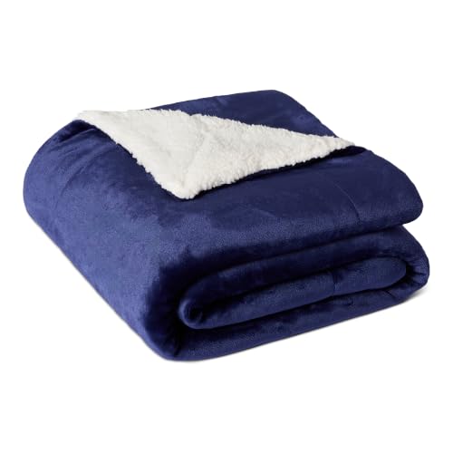 Miniatura 7 de Amazon Basics Coperta Plaid in Pile Sherpa, 127 x 152 cm, Blu Navy | per Divano, Reversibile