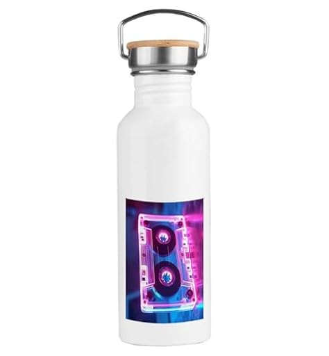 MERCHANDMANIA Bidón 750 ml acero inoxidable estilo retro cinta casette retro vintage futurista friki gamer deporte deportivo botella senderismo | Ya disponible en tu tienda friki favorita! En mundofriki.es! MERCHANDMANIA Bidón 750 ml acero inoxidable estilo retro cinta casette retro vintage futurista friki gamer deporte deportivo botella senderismo | Ya disponible en tu tienda friki favorita! En mundofriki.es!