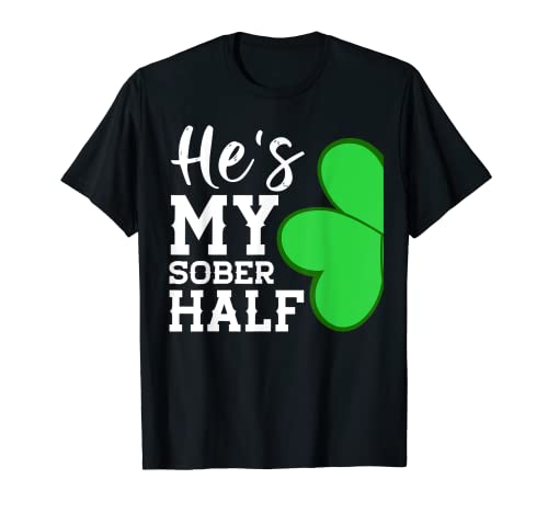 Funny Couple St Patricks Day Shamrock - Él es mi mitad sobrio Camiseta