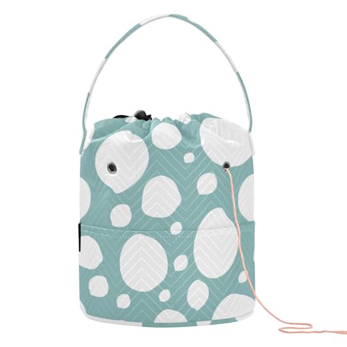 Supporto per gomitoli bianchi irregolari per uncinetto con fori per riporre gli aghi per