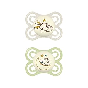 MAM Perfect Night Schnuller im 2er-Set, beugt Zahnfehlstellungen vor, besonders dünner & flexibler Silikonschnuller, leuchtet im Dunkeln, ab der Geburt, Hase/Igel