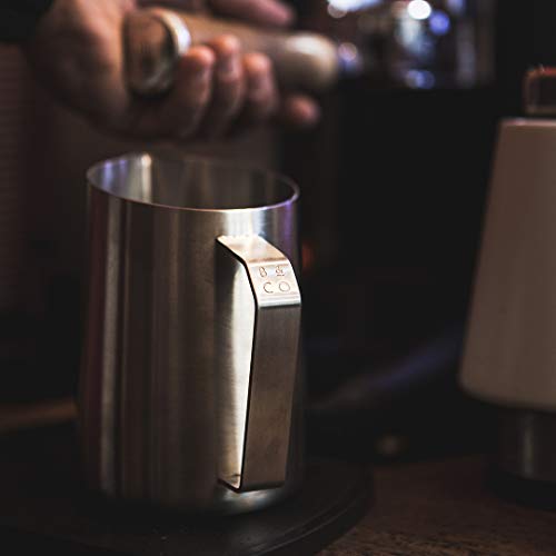 Barista & Co Jarra de espuma de leche de acero inoxidable, esfera en jarra de leche con medidas internas para espumar y… - Imagen 5