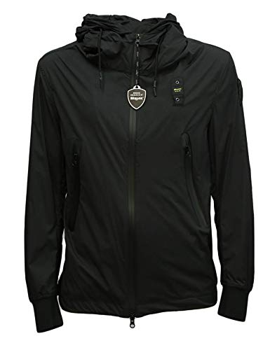 Giubbino sfoderato in nylon opaco con cappuccio,Sul davanti chiusura centrale con zip spalmata e due grandi tasche con zip nastrata e spalmata.Retro del capo leggermente piu' lungo rispetto al davanti.
