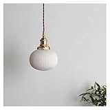 Migliora il tuo spazio: le nostre plafoniere presentano un'elegante finitura bianca abbinata a eleganti accenti in ottone, perfette per migliorare qualsiasi arredamento moderno per camera da letto, sala da pranzo o soggiorno. Illumina la tua casa con questi squisiti infissi che fondono funzionalità e raffinatezza, creando un'atmosfera calda e invitante per riunioni e relax.