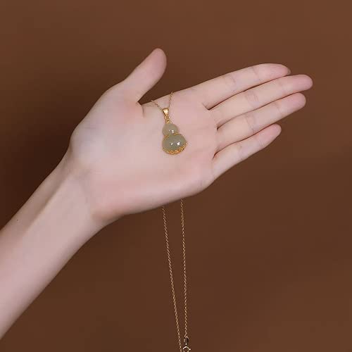 Collier en jade vert naturel chinois, pendentif calebasse d'exception et de haute qualité
