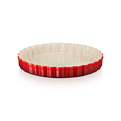 Contenuto: 1x Le Creuset Tradition Tortiera rotonda, 1x Libretto d'uso e manutenzione, Materiale Gres Vetrificato, Dimensioni 25, 7 x 25, 7 x 4 cm, Peso 1, 12 kg, Colore Ciliegia, 71120240600001