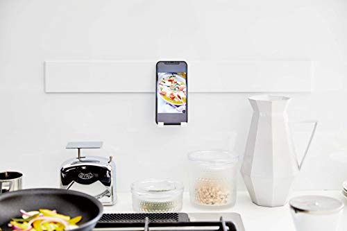 料理中、雑菌の多い「スマホ」は極力触れたくないアイテムです。とはいえ、レシピのチェックなどどうしても必要という方は、アルコール除菌をした上でスマホの定位置を決めてあげると◎。使用するスマホスタンドも洗えるものを見つけておきましょう。