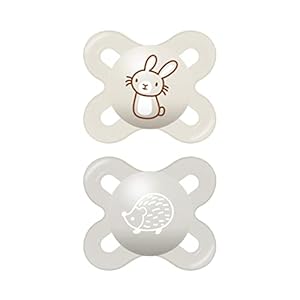 Mam Start Nanò fopspeen in set van 2, van Skinsoft siliconen met fopspeenzak, 0-2 maanden, beige en grijs