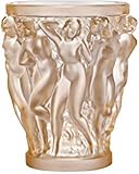 lalique vase signature En 1927, l'imagination floue et le génie créatif de René LALIQUE mènent à la création du pot Baccanti. En tant que superbe sensualité insolente et inquiétante, la jeune sacrée de Bacco apporte sa beauté et ses courbes. Aujourd'hui, cette majestueuse ode à la féminité est réinterprétée dans le pot de petite taille, ce tour de nus sculpteurs est un style emblématique de Lalique.