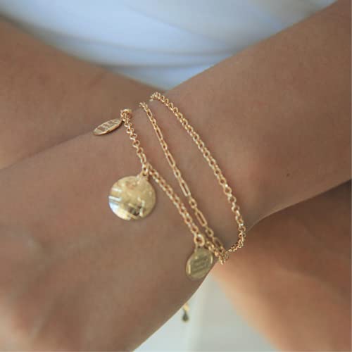 Pulseira com três correntes com pingente de globo e medalha folheado em ouro 18k