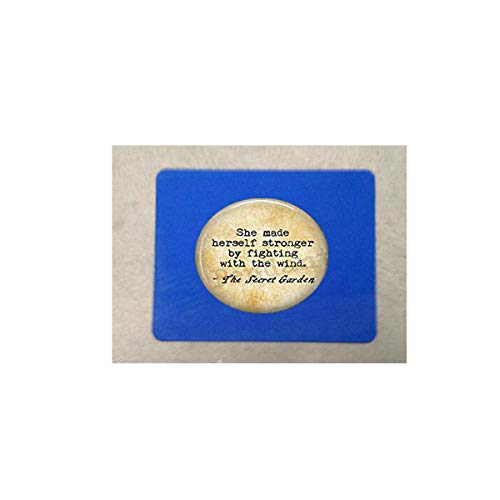 Pendentif avec citation de jardin secret - Bijoux littéraires - She Made Herself Stronger Lighting The Wind Tapis de souris littéraire