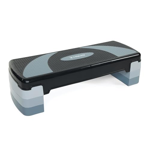 MATERIALI DI QUALITÀ: Lo step aerobico TREXO TXO-B4W009 si distingue per l'eccezionale durata e robustezza, grazie all'impiego di materiali di alta qualità. La combinazione di TPR e PP conferisce all'attrezzo una notevole resistenza all’uso intensivo, garantendo una lunga durata. Con dimensioni compatte di 78 x 30 cm, lo step è facile da riporre e trasportare, rendendolo una scelta eccellente sia per l'uso domestico che per la palestra professionale.