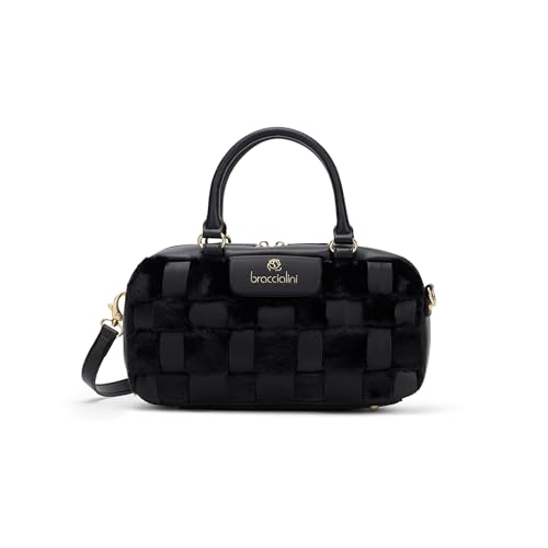 La borsa donna firmata Braccialini della linea Icons unisce eco-pelle ed eco-pelliccia tono su tono, creando un modello bauletto a mano soffice, elegante e di grande impatto visivo.