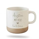 Generisch Personalisierte Keramiktasse Ärztin mit Herz, mit Namensgravur, Dankeschön Geschenk für Praxis und Klinik, 360 ml, Weiß-Beige