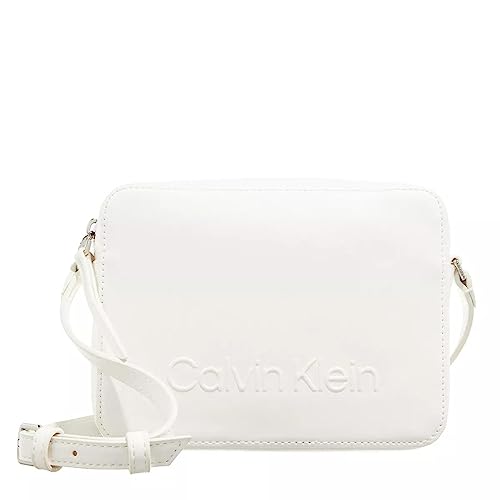 Che sia chic, sportivo o casual, con questo Calvin Klein CK Set Camera Bag puoi combinare tutto. Il design semplice di questo borsa a tracolla trasforma il tuo outfit in un vero cosa o persona che attira lo sguardo. Dimensioni: 20 x 15 x 5 cm