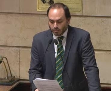 Carlos diz que 'pe&ccedil;as parecem se encaixar para deixar Bolsonaro cada vez mais isolado'