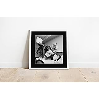 Impression des Beatles – The Pillow Fight print – The Beatles, Pillow Fight print – Famed & Mounted Prints | 30x30cm… - Les Beatles, Paul McCartney, John Lennon, RIngo Starr, George Harrison Impression des Beatles - The Pillow Fight print - The Beatles, Pillow Fight print - Famed & Mounted Prints | 30x30cm… – Image 2