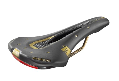 L’imbottitura anatomica, in Memory Foam, garantisce un completo comfort per il ciclista, la lunghezza ridotta consente di sedersi più avanti senza esercitare un eccessiva pressione sul perineo. Telaio in Lega RSV.