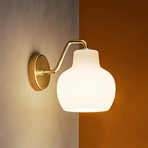 Aplique de pared de vidrio blanco y metal dorado moderno para salón