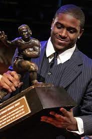 Trofeo Heisman de resina personalizado con acabado artesanal 6