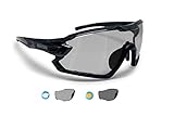 LENTES: Lentes fotocromáticas Polarizadas cat. 2 - 3 - se adaptan a los cambios de luminosidad - la polarización limita reflejos que provienen de superficies horizontales La protección 100% UV siempre está activa, bloqueando el 100% de los dañinos rayos UVA y UVB. VLT de 48% (en condiciones de poca luz) a 13% (en condiciones de alto brillo). Las lentes están descentradas para evitar cualquier posible distorsión óptica.
