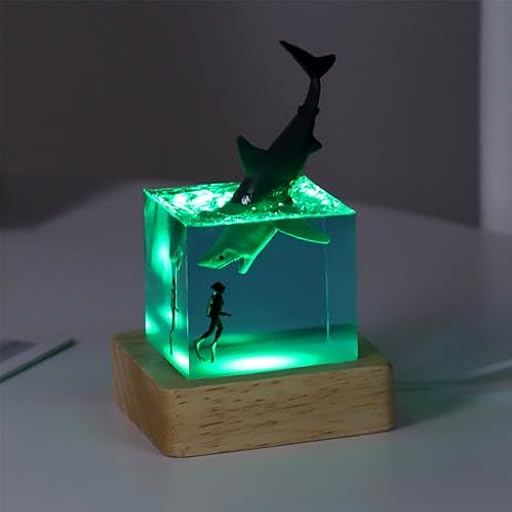 FIYSON Lámpara de noche de resina epoxi en forma de tiburón, adornos de cubo oceánico, lámpara de noche en forma de tiburón, lámpara de buceo con base de madera, luz nocturna de micro paisaje, para | Ya disponible en tu tienda friki favorita! En mundofriki.es!