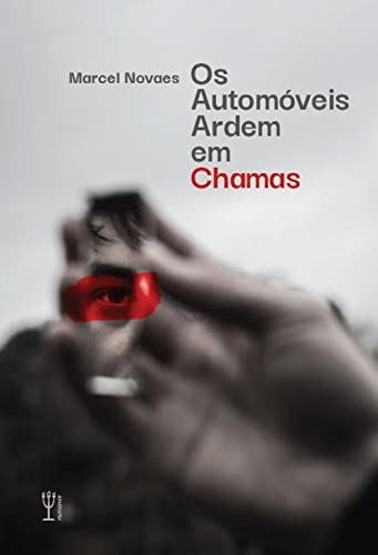 Os automóveis ardem em chamas