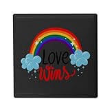 DÉCORATION UTILE : Joignez l'utile à l'agréable. En plus d'habiller votre frigo avec le design Love Wins LGBT Arc en Ciel Amour Gay Trans Lesbien, cet aimant est suffisamment puissant pour maintenir vos listes de courses, photos, cartes postales ou dessins d'enfants bien en vue.