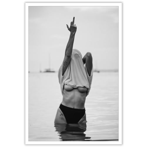 Enveable Póster retro feminista de dedo medio, lienzo blanco y negro, fotografía de moda, impresión artística fotográfica, mujer sexy dando su dedo medio en el río, impresiones de 30,5 x 40,6 cm, sin