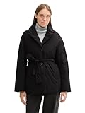 Winterliche Jacke mit Gürtel und Reverskragen. Innen gesteppt und gefüttert.Mit seitlichen Eingrifftaschen.