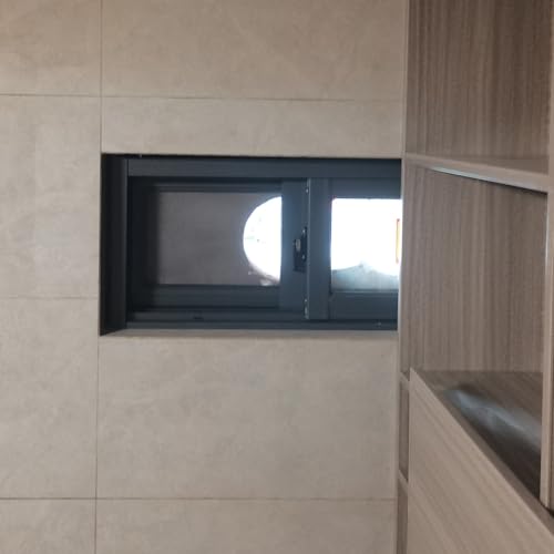 Ventana horizontal de aluminio con cristal templado instalada en cocina moderna 2