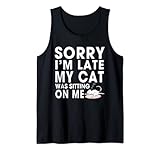 Este diseño "Sorry I'm late my cat was sitting on me" cuenta con un pequeño gatito negro decorado con pequeñas estrellas. Es perfecto para todos los amantes de los gatitos y fanáticos de los gatos. Un diseño para los amantes de los gatos humorísticos