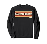 Design audace in stile retrò anni '80 con Lamezia Terme Italia in tipografia classica vintage con caldi accenti a righe ispirati al tramonto. Perfetto per chi ama la grafica di viaggio iconica e l'estetica retrò nostalgica.