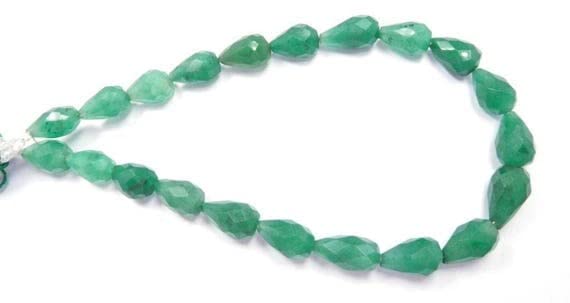 Perles de corindon vert facettées en forme de goutte d'eau pour la création de bijoux artisanaux