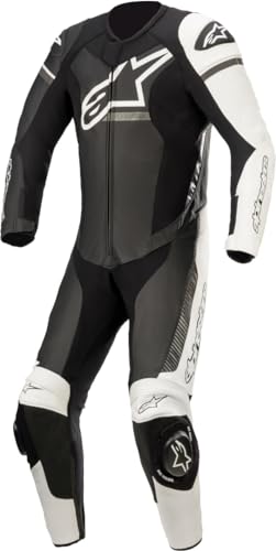 Gli inserti del pannello elasticizzato a fisarmonica posizionati strategicamente sono stati progettati per ospitare alpinestars Airbag System, consentendo l'espansione quando l'airbag si gonfia ma offrendo anche un alto livello di prestazioni anatomiche e una vestibilità superiore quando si guida senza il sistema montato. costruzione multi-pannello in pelle per resistenza, comfort e resistenza all'abrasione superiore. Rinforzo interno in camoscio del ginocchio per l'aderenza sulla moto. I pannelli in pelle traforata sono posizionati strategicamente per offrire eccellenti livelli di flusso d'aria di raffreddamento e comfort. Pannelli elastici ...