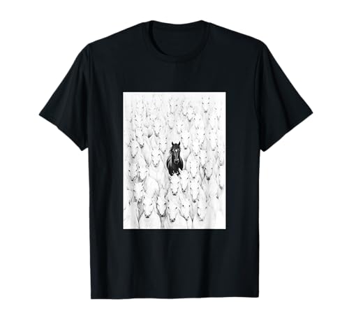 Cheval noir audacieux dans un troupeau blanc T-Shirt