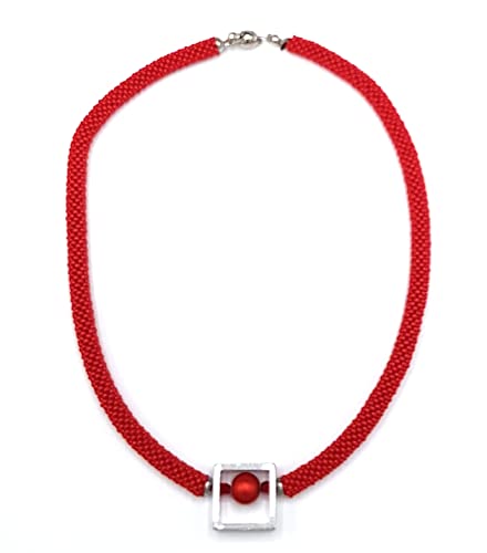 Rote Häkelkette mit Anhänger