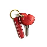 Dies ist ein Leder-Metallhandwerk mit guter Textur, das Ihren Schlüssel schützt und es Ihnen erleichtert, ihn zu finden. Die echten Artikel sind sehr schön, das Rindsleder-Material verblasst nicht, und die Schlüsselanhänger sind aus hochwertiger Zinklegierung, sie sind solide und langlebig. Der typische Farbkontrast macht den Motorradschlüssel modischer und einzigartig; und das unverwechselbare und kompakte Design ermöglicht einen einfachen Transport.