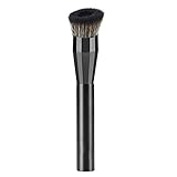 Un pincel cuyo corazón más denso y corte biselado le confieren una forma específica, ideal para aplicar fondos de maquillaje ultra líquidos.