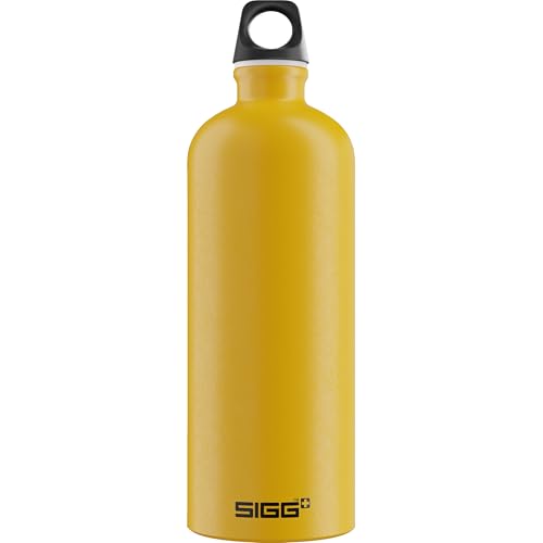 SIGG - Alu Trinkflasche - Traveller Mustard - Klimaneutral Zertifiziert - Für Kohlensäurehaltige Getränke Geeignet - Auslaufsicher - Federleicht - BPA-frei - Outdoor - Gelb - 1L