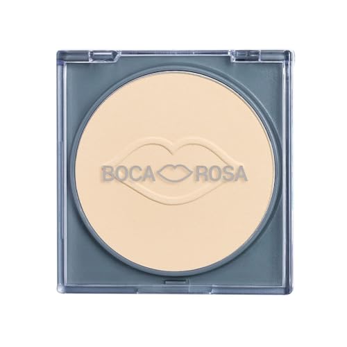 Embalagem quadrada de pó compacto Boca Rosa na cor Cuscuz com logo em relevo na tampa transparente