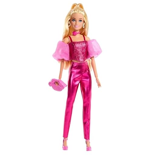 Barbie Deluxe Style Muñeca n. 5 con conjunto rosa metalizado, pelo rubio, top estilo corsé brillante y pantalones también brillantes con accesorios como un collar de rosas y un bolso, JFP40 | Ya disponible en tu tienda friki favorita! En mundofriki.es! Barbie Deluxe Style Muñeca n. 5 con conjunto rosa metalizado, pelo rubio, top estilo corsé brillante y pantalones también brillantes con accesorios como un collar de rosas y un bolso, JFP40 | Ya disponible en tu tienda friki favorita! En mundofriki.es!