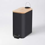 DISEÑO MODERNO Y ELEGANTE. Mantén tu espacio limpio y ordenado con esta papelera de pedal de 5 litros. Su diseño con tapa de bambú y cuerpo de metal negro le da un toque de sofisticación a cualquier rincón.