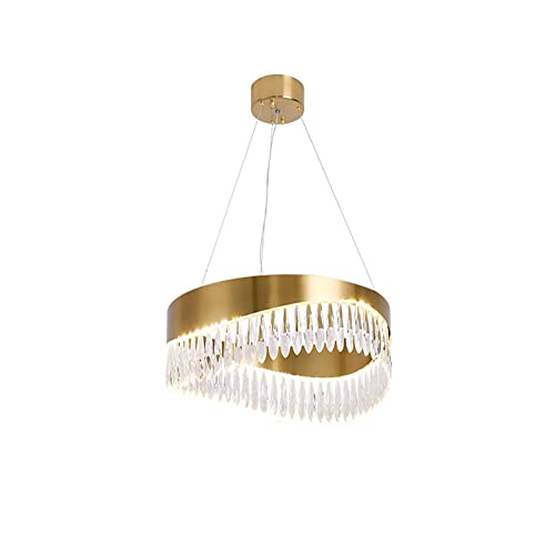 Lumières de chambre chaleureuses contre l'ambiance froide avec lustre rond doré