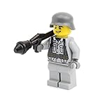 Dieser deutsche Soldat ist ausgerüstet mit einer Panzerfaust und dem Stahlhelm