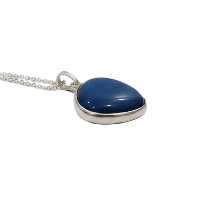 Pendentif en quartz bleu naturel pierre trilon facettée 28x30mm avec chaîne 45cm