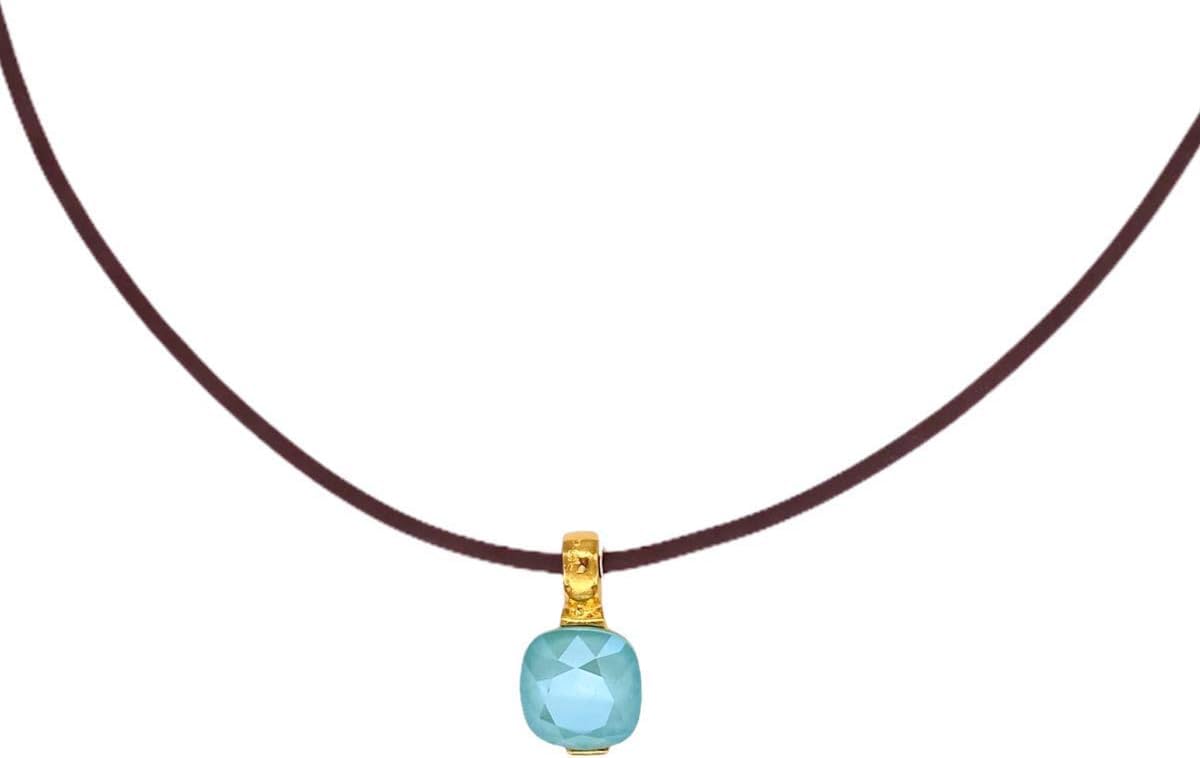 Collar corto de caucho marrón que incorporan la belleza y el brillo del cristal, base dorada chapada en oro 18k, tamaño ajustable de 40 a 45cms.