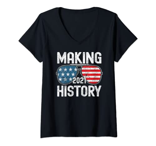 Mujer Making History Inauguration 2021 Gafas de sol Biden Harris Camiseta Cuello V