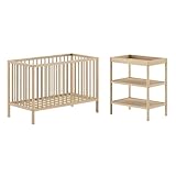 Un lit qui s'adapte facilement aux besoins croissants du bébé et une table offrant une grande surface de change, complétée par deux étagères ouvertes, gardant tous les essentiels à portée de main.